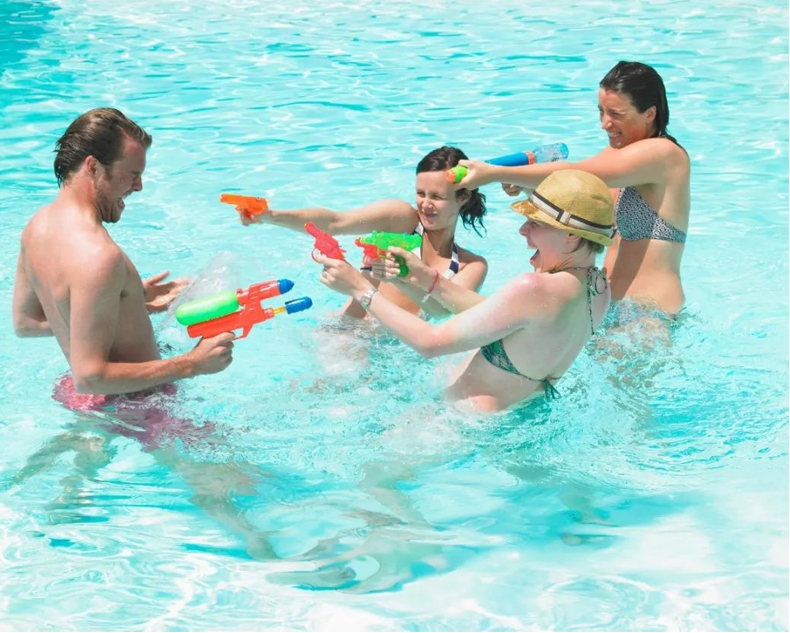 室內(nèi)泳池什么“咖位”?居然用專業(yè)定制的除濕機(jī)!!!